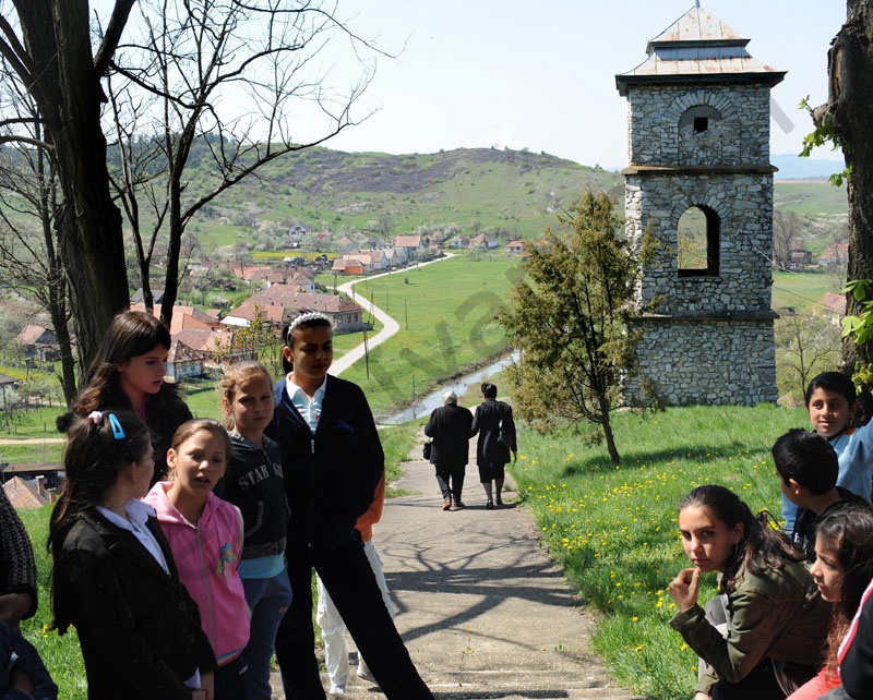 Rakaca: The settlement is located close to the basin of the valley of the Rakaca stream, on the territory of the once Borsod-county. Rakaca inherited its Slavic name from a stream traversing the village, a stream that was land marked in the 1249 perambulation.
By the first half of the 20th Century the settlement was a flourishing one: it had its own Greek-Catholic public school, general practitioner and post office.
Today Rakaca is inhabited by a larger Gypsy population that is cut from the outside world, deprived of any chances for employment, hoping for outside help to improve their living conditions.
