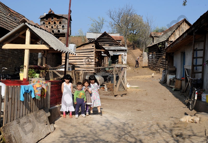 Rakaca: The settlement is located close to the basin of the valley of the Rakaca stream, on the territory of the once Borsod-county. Rakaca inherited its Slavic name from a stream traversing the village, a stream that was land marked in the 1249 perambulation.
By the first half of the 20th Century the settlement was a flourishing one: it had its own Greek-Catholic public school, general practitioner and post office.
Today Rakaca is inhabited by a larger Gypsy population that is cut from the outside world, deprived of any chances for employment, hoping for outside help to improve their living conditions.
