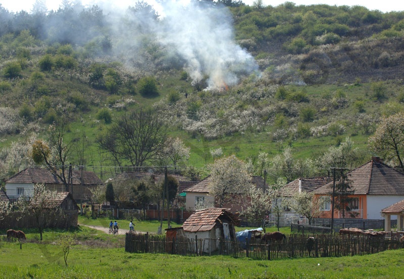 Rakaca: The settlement is located close to the basin of the valley of the Rakaca stream, on the territory of the once Borsod-county. Rakaca inherited its Slavic name from a stream traversing the village, a stream that was land marked in the 1249 perambulation.
By the first half of the 20th Century the settlement was a flourishing one: it had its own Greek-Catholic public school, general practitioner and post office.
Today Rakaca is inhabited by a larger Gypsy population that is cut from the outside world, deprived of any chances for employment, hoping for outside help to improve their living conditions.
