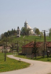 Rakaca: The settlement is located close to the basin of the valley of the Rakaca stream, on the territory of the once Borsod-county. Rakaca inherited its Slavic name from a stream traversing the village, a stream that was land marked in the 1249 perambulation.
By the first half of the 20th Century the settlement was a flourishing one: it had its own Greek-Catholic public school, general practitioner and post office.
Today Rakaca is inhabited by a larger Gypsy population that is cut from the outside world, deprived of any chances for employment, hoping for outside help to improve their living conditions.
