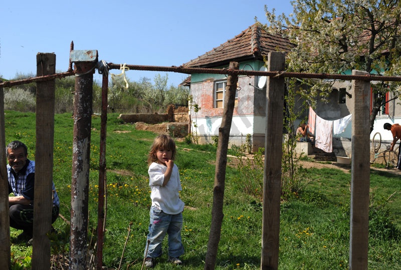 Rakaca: The settlement is located close to the basin of the valley of the Rakaca stream, on the territory of the once Borsod-county. Rakaca inherited its Slavic name from a stream traversing the village, a stream that was land marked in the 1249 perambulation.
By the first half of the 20th Century the settlement was a flourishing one: it had its own Greek-Catholic public school, general practitioner and post office.
Today Rakaca is inhabited by a larger Gypsy population that is cut from the outside world, deprived of any chances for employment, hoping for outside help to improve their living conditions.
