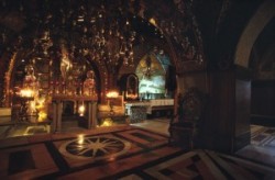Murder in Jerusalem, Golgotha, Crucifixion, Golgotha – The Golgotha of today, accessible by step steps, has two chapels side by side, one Roman Catholic and the other Greek Orthodox. On the Roman side