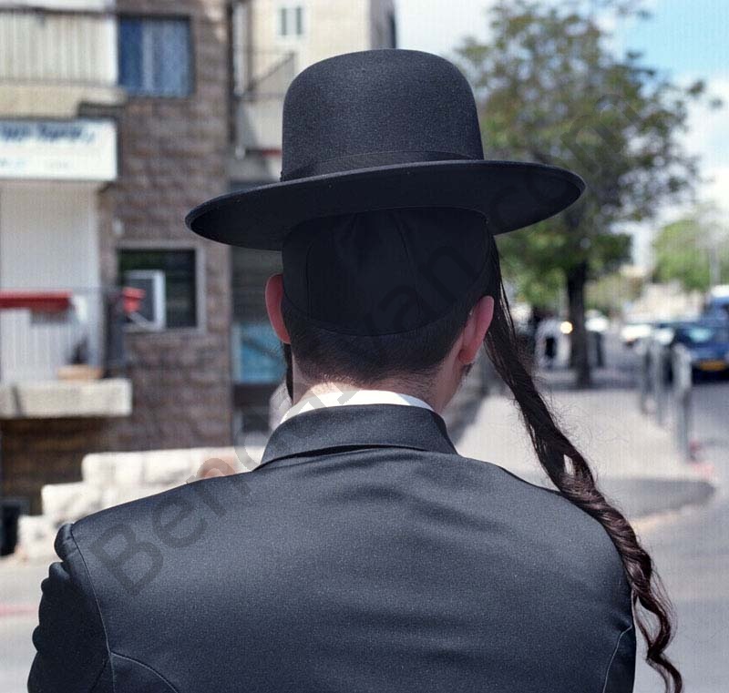 Israel, Jerusalem in Mea Shearim ultraorthodox Jews quarter. Jang jews mann.