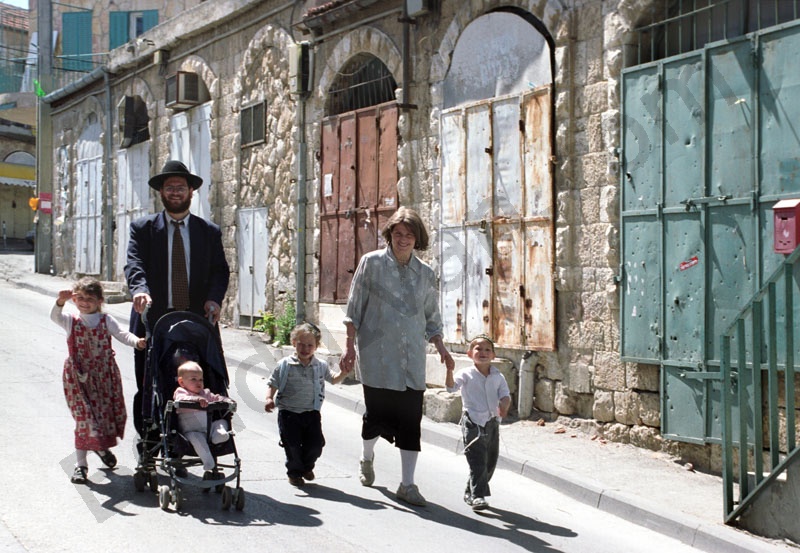 The ultraorthodox Jews Familly in is Jerusalem Mea Shearim Quarter.