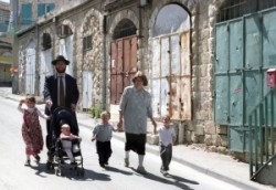 The ultraorthodox Jews Familly in is Jerusalem Mea Shearim Quarter.