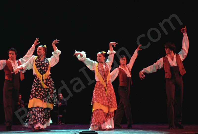 Márquez’s Dance Company made its debut on 7 November 1995, in Seville, at the Teatro de la Maestranza, staging the show „Movimiento Perpetuo”. Flamenco dances that can be best described as passionate,