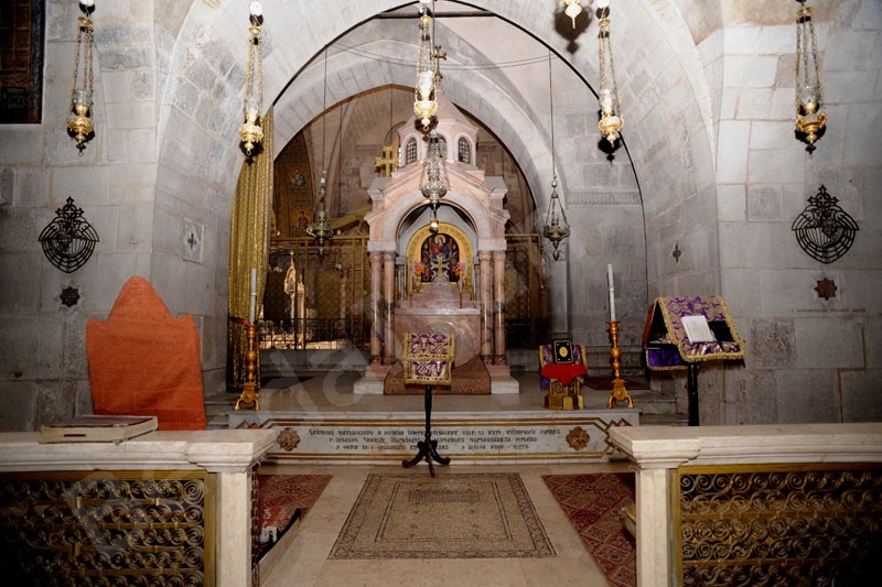 Chapels and altars on the floor.