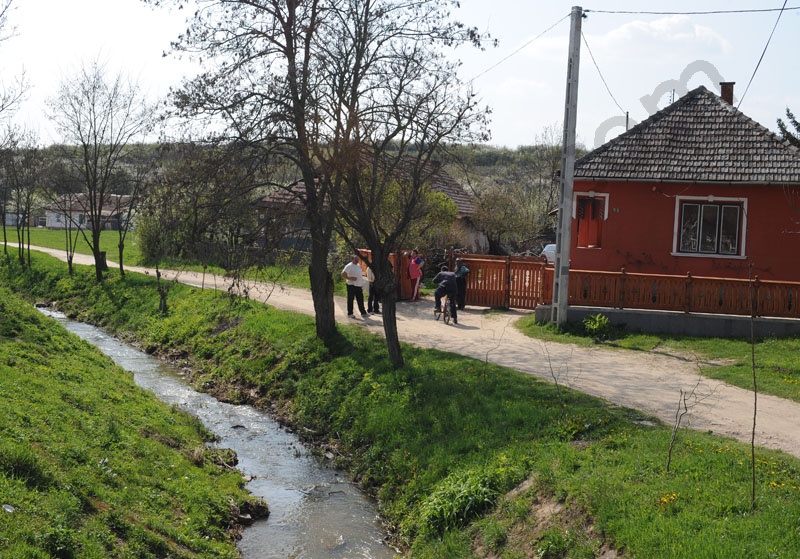 Rakaca: The settlement is located close to the basin of the valley of the Rakaca stream, on the territory of the once Borsod-county. Rakaca inherited its Slavic name from a stream traversing the village, a stream that was land marked in the 1249 perambulation.
By the first half of the 20th Century the settlement was a flourishing one: it had its own Greek-Catholic public school, general practitioner and post office.
Today Rakaca is inhabited by a larger Gypsy population that is cut from the outside world, deprived of any chances for employment, hoping for outside help to improve their living conditions.
