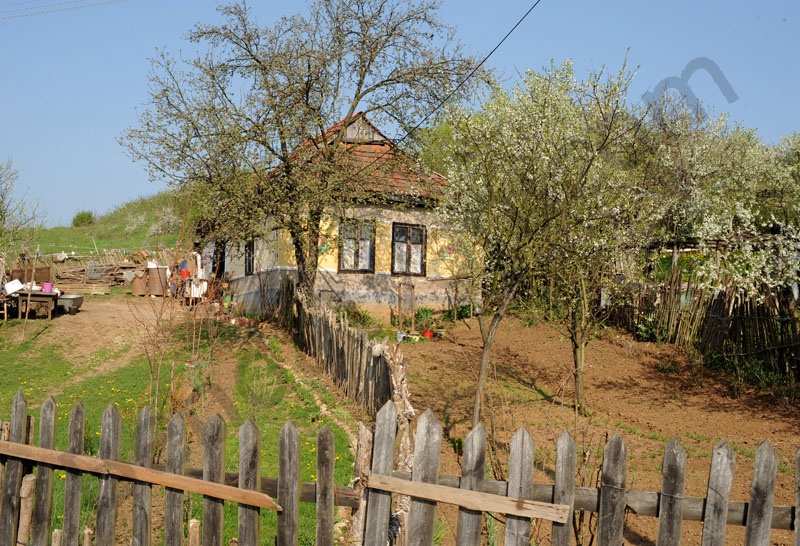 Rakaca: The settlement is located close to the basin of the valley of the Rakaca stream, on the territory of the once Borsod-county. Rakaca inherited its Slavic name from a stream traversing the village, a stream that was land marked in the 1249 perambulation.
By the first half of the 20th Century the settlement was a flourishing one: it had its own Greek-Catholic public school, general practitioner and post office.
Today Rakaca is inhabited by a larger Gypsy population that is cut from the outside world, deprived of any chances for employment, hoping for outside help to improve their living conditions.
